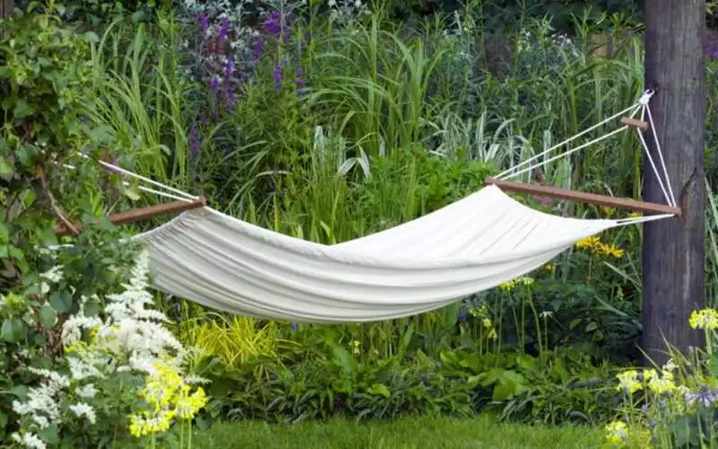Гамаки в саду 5 оригинальных решений для расслабленного отдыха и сна под открытым небом