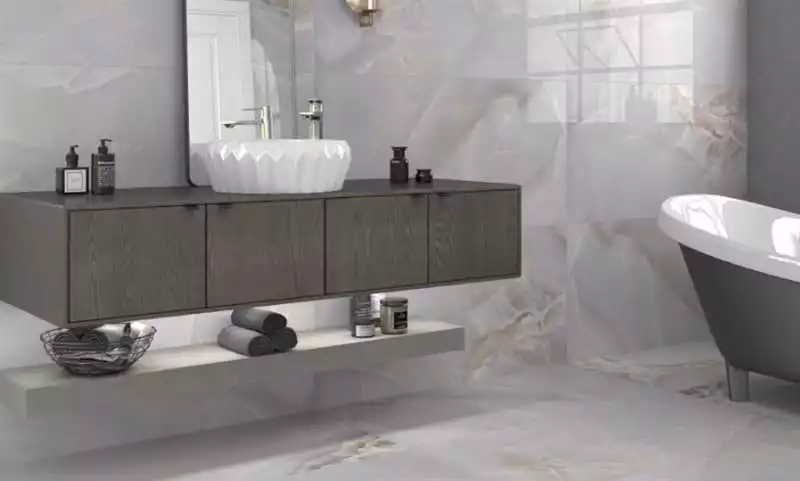 Стильные и практичные решения для маленькой ванной комнаты в коттедже
